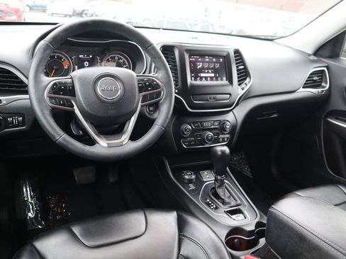 Used 2019 Jeep Cherokee Latitude Plus w/ Cold Weather Group AWD/4WD image 17