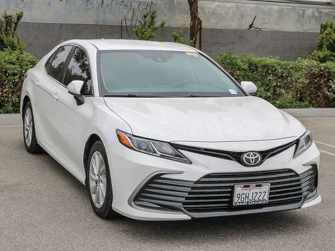 Used 2022 Toyota Camry LE FWD image 3
