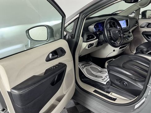Used 2022 Chrysler Pacifica Touring-L w/ Uconnect Theater Family Group FWD image 10