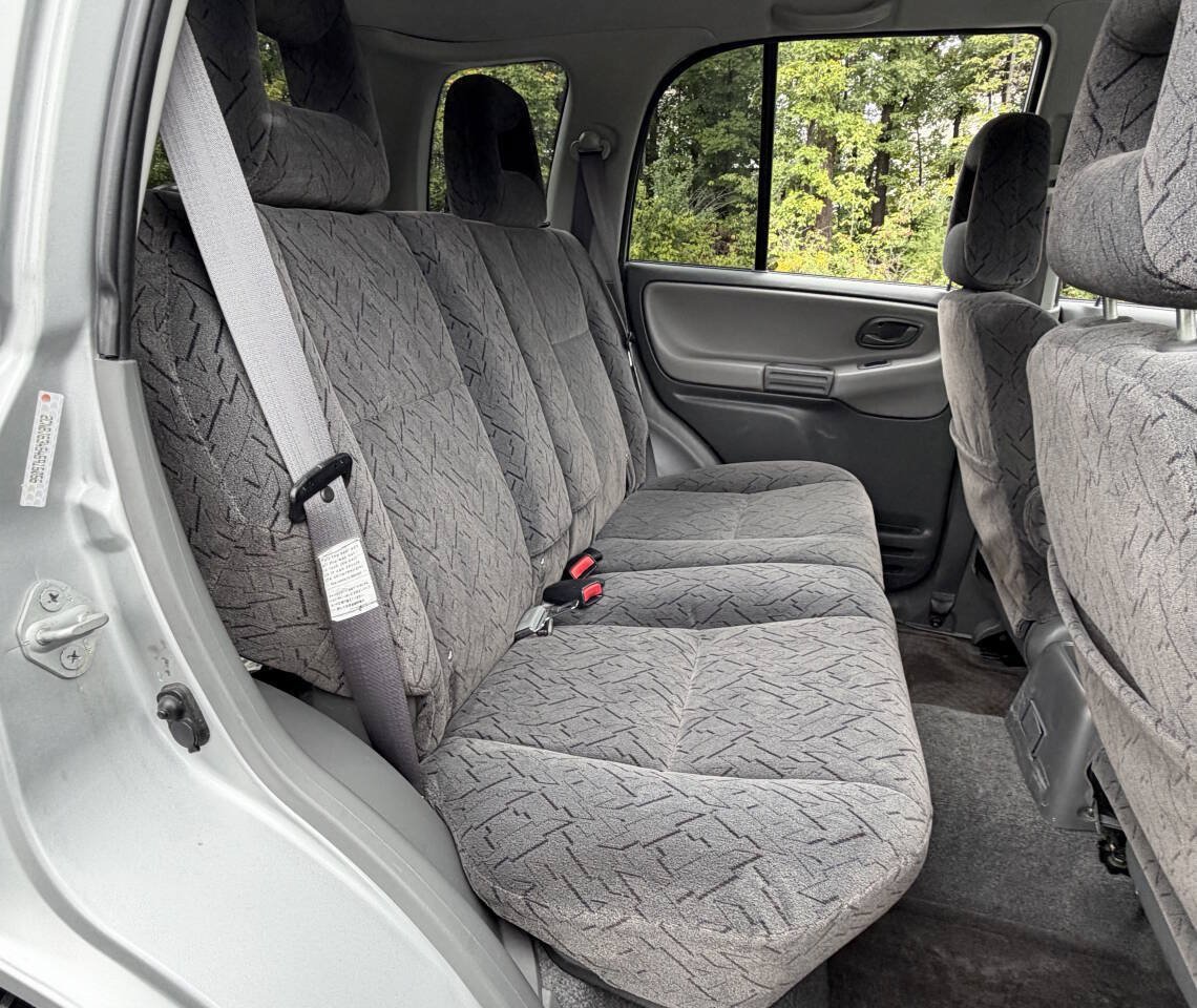 Used 2004 Chevrolet Tracker LT AWD/4WD image 30