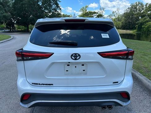 Used 2023 Toyota Highlander XSE FWD image 5