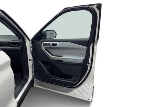 Used 2021 Ford Explorer XLT w/ Equipment Group 202A image 9