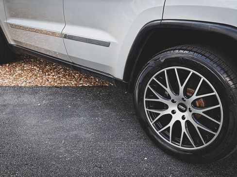 Used 2011 Jeep Grand Cherokee Limited w/ Luxury Group II AWD/4WD image 8
