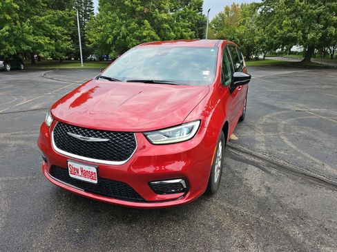 Used 2024 Chrysler Pacifica Touring-L FWD image 2