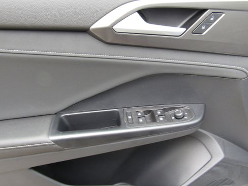 New 2025 Volkswagen Taos SE image 21