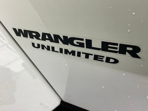 Used 2017 Jeep Wrangler Unlimited Sahara AWD/4WD image 16