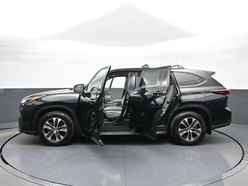 Used 2026 Toyota Highlander XLE image 45