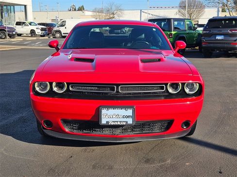 Used 2015 Dodge Challenger SXT w/ Driver Convenience Group image 9