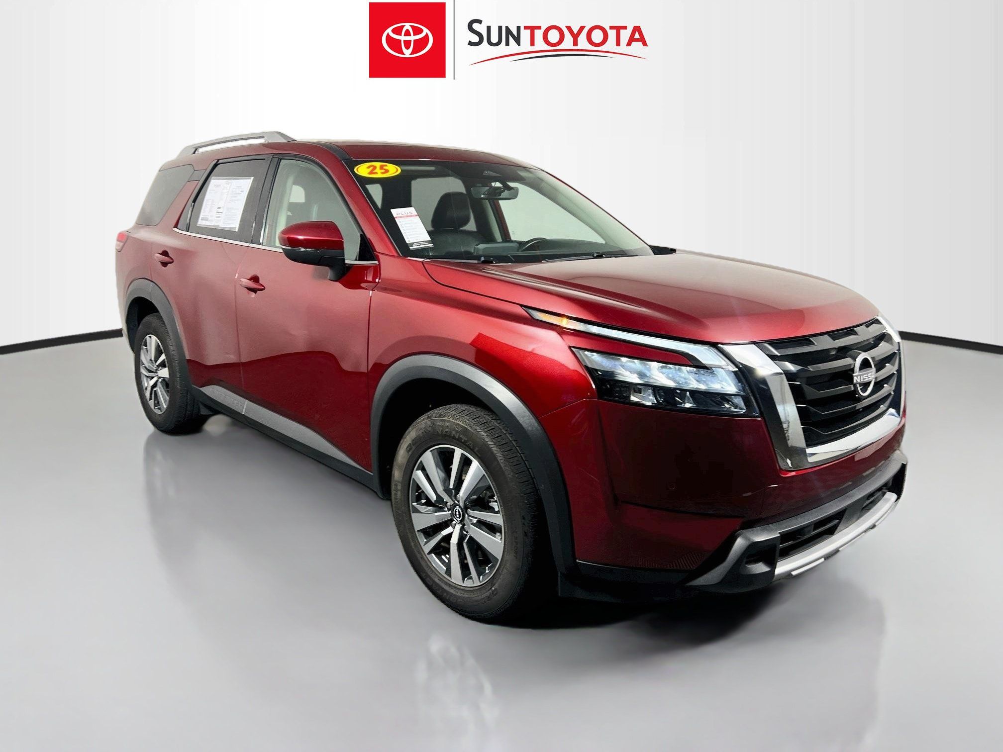 Used 2025 Nissan Pathfinder SL FWD image 1