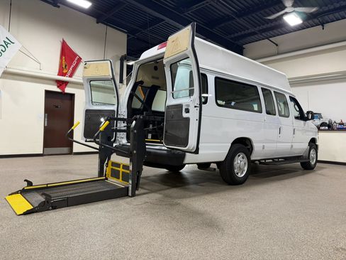 Used 2014 Ford E-250 and Econoline 250 Extended w/ Power Group RWD image 16