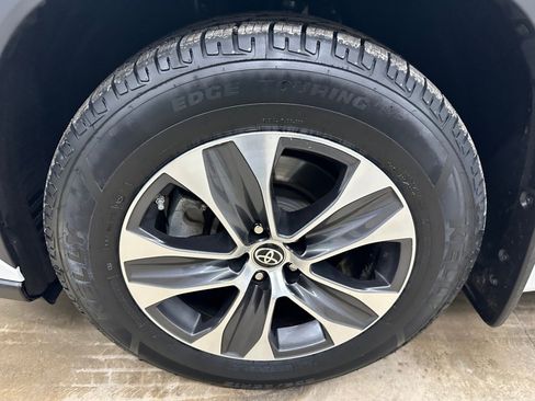 Used 2023 Toyota Highlander XLE image 38