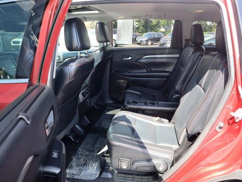 Used 2019 Toyota Highlander SE AWD/4WD image 17