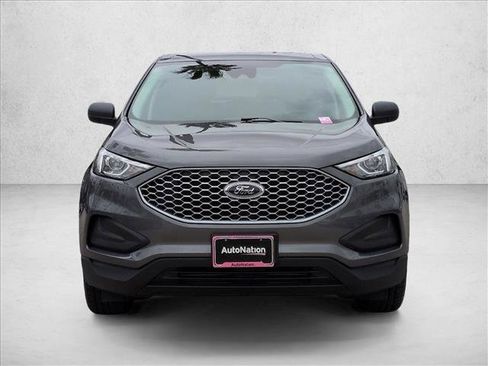 Certified 2024 Ford Edge SE image 2