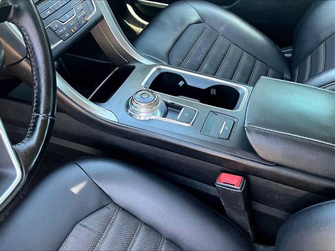 Used 2017 Ford Fusion SE w/ Equipment Group 201A FWD image 17