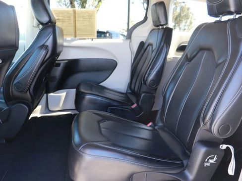 Used 2023 Chrysler Pacifica Touring-L FWD image 12
