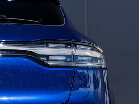 Certified 2025 Porsche Macan image 14