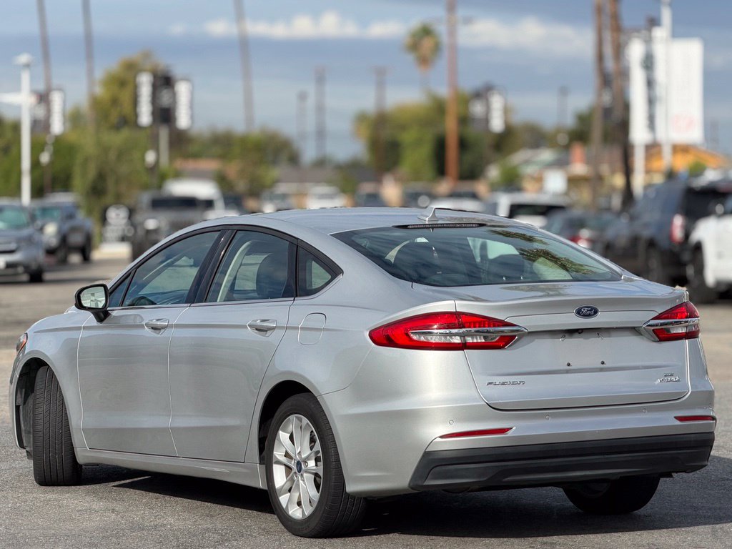 Used 2019 Ford Fusion SE FWD image 2
