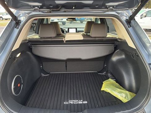 Used 2023 Toyota Corolla Cross XLE image 11