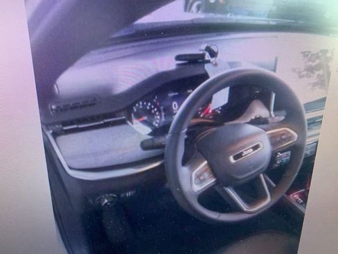 Used 2024 Jeep Compass Latitude image 14