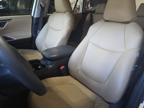 Used 2019 Toyota RAV4 XLE w/ Convenience Package FWD image 16