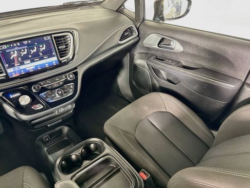 Used 2024 Chrysler Pacifica Touring FWD image 27