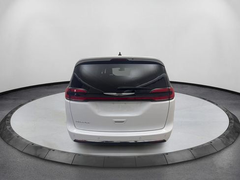 Used 2025 Chrysler Pacifica Select FWD image 6