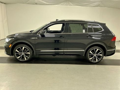 Certified 2024 Volkswagen Tiguan SEL R-Line image 9