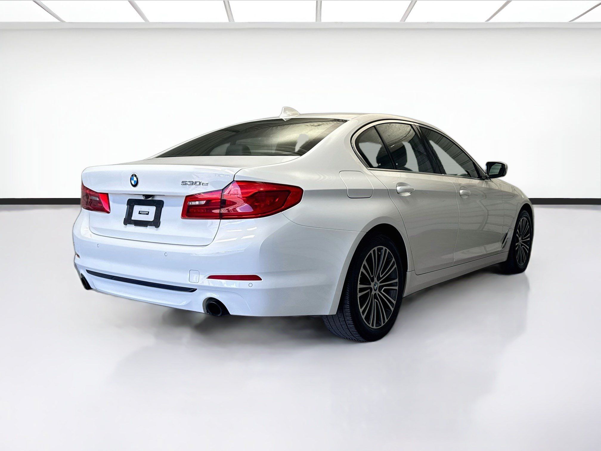 Used 2020 BMW 530e w/ Convenience Package RWD image 4