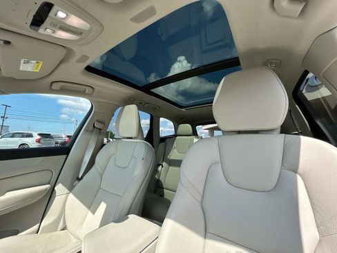 Certified 2022 Volvo XC60 B5 Momentum w/ Advanced Package image 11