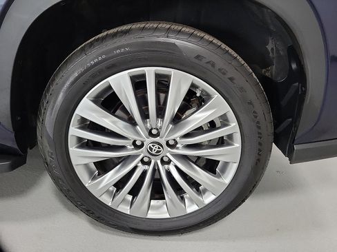 Certified 2024 Toyota Highlander Platinum FWD image 20