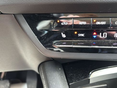 Used 2023 Buick Envision Preferred FWD image 28