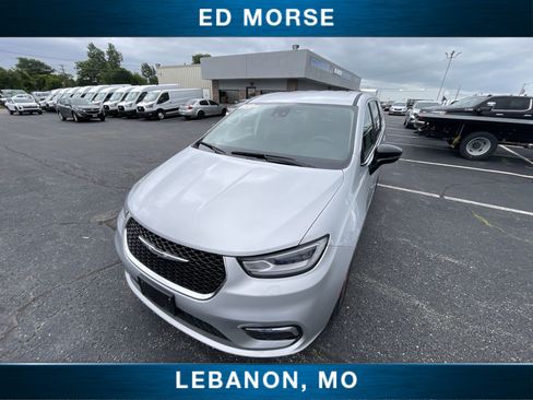 Used 2024 Chrysler Pacifica Touring-L FWD image 19