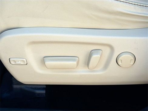 Used 2019 Toyota Highlander XLE image 25