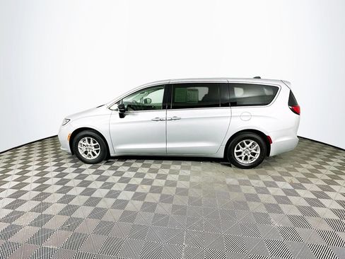 Certified 2024 Chrysler Pacifica Touring-L image 6