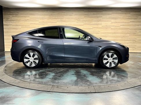 Used 2023 Tesla Model Y 2WD image 22
