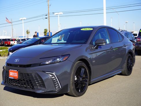 Used 2025 Toyota Camry SE image 5