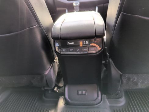Used 2021 Toyota Highlander XLE AWD/4WD image 14