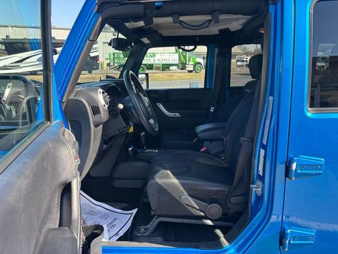 Used 2016 Jeep Wrangler Unlimited Sahara w/ Connectivity Group image 9