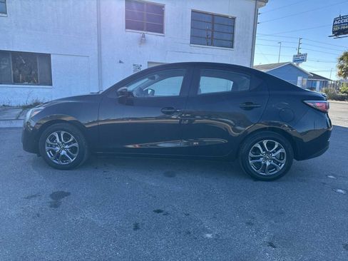 Used 2019 Toyota Yaris LE image 3