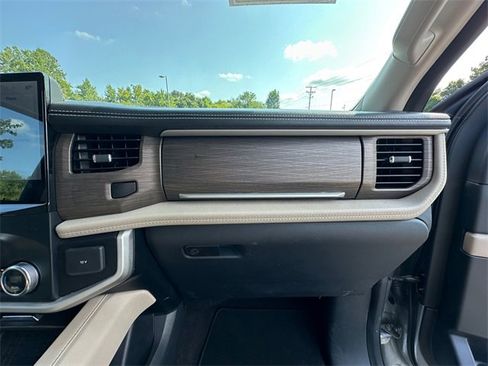 Used 2023 Ford Expedition Limited image 16