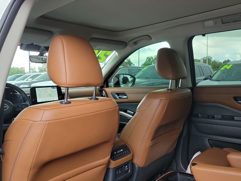 Certified 2024 Nissan Pathfinder Platinum AWD/4WD image 12