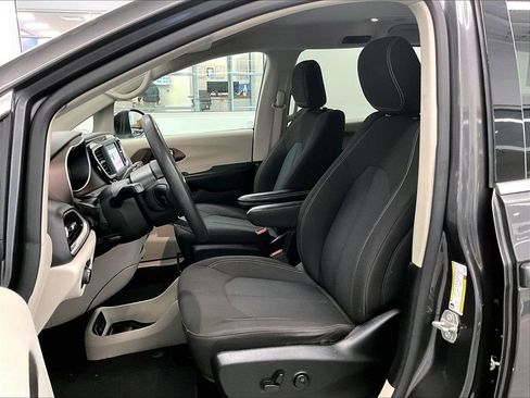 Used 2023 Chrysler Voyager LX FWD image 10