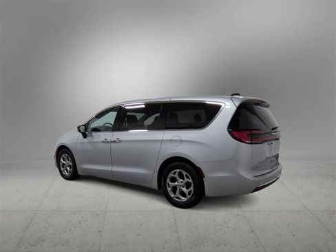 Used 2024 Chrysler Pacifica Limited image 6