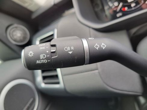 Used 2024 Land Rover Discovery S image 32