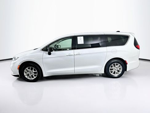 Used 2024 Chrysler Pacifica Touring-L FWD image 4