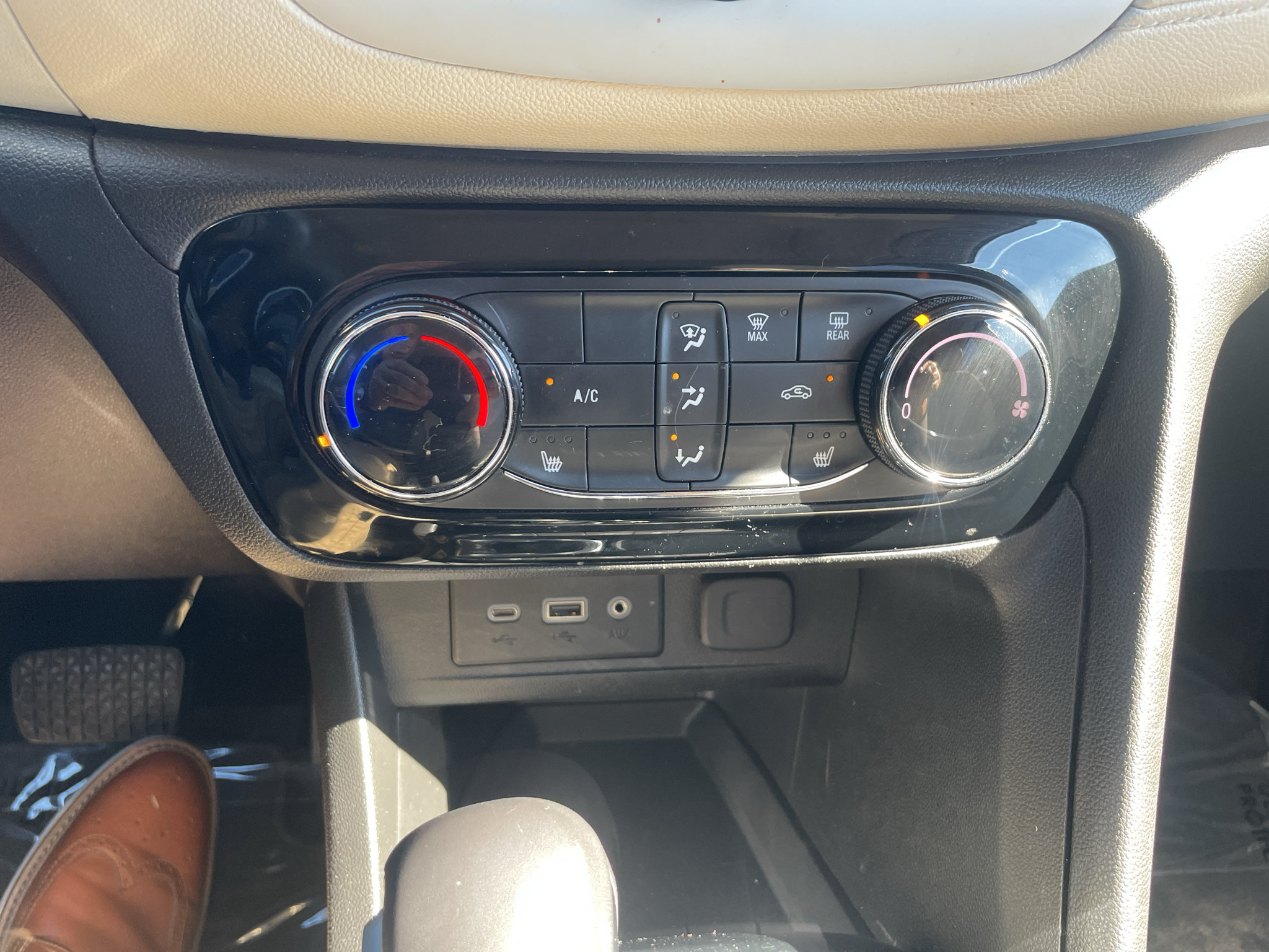 Certified 2020 Buick Encore GX Preferred w/ Cold Weather Comfort Package FWD image 25
