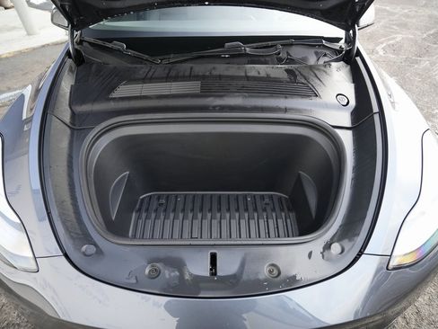 Used 2020 Tesla Model Y Long Range image 17