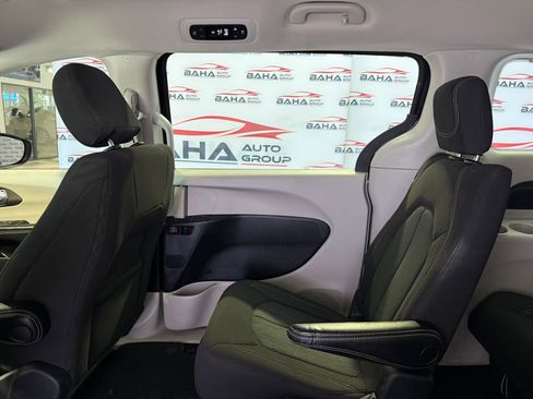 Used 2022 Chrysler Voyager LX image 35