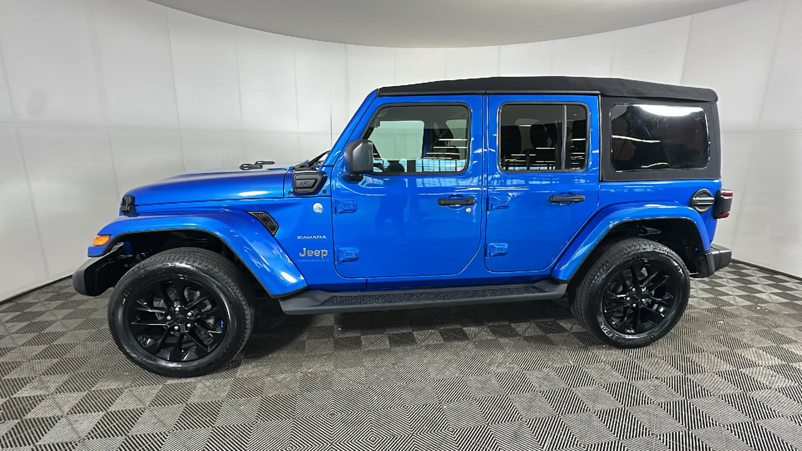 Used 2023 Jeep Wrangler Unlimited Sahara w/ Cold Weather Group AWD/4WD image 7