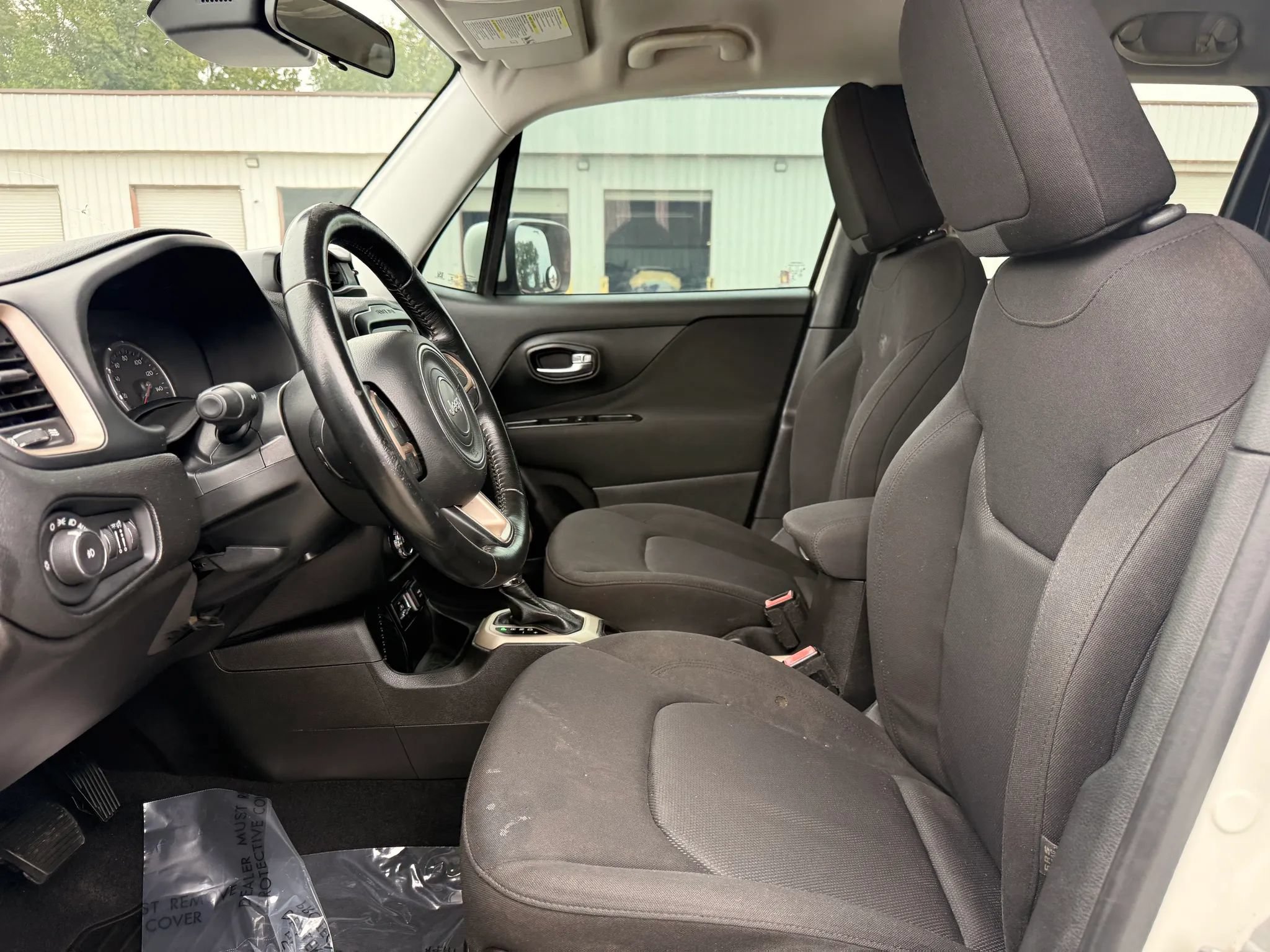 Used 2017 Jeep Renegade Latitude FWD image 2